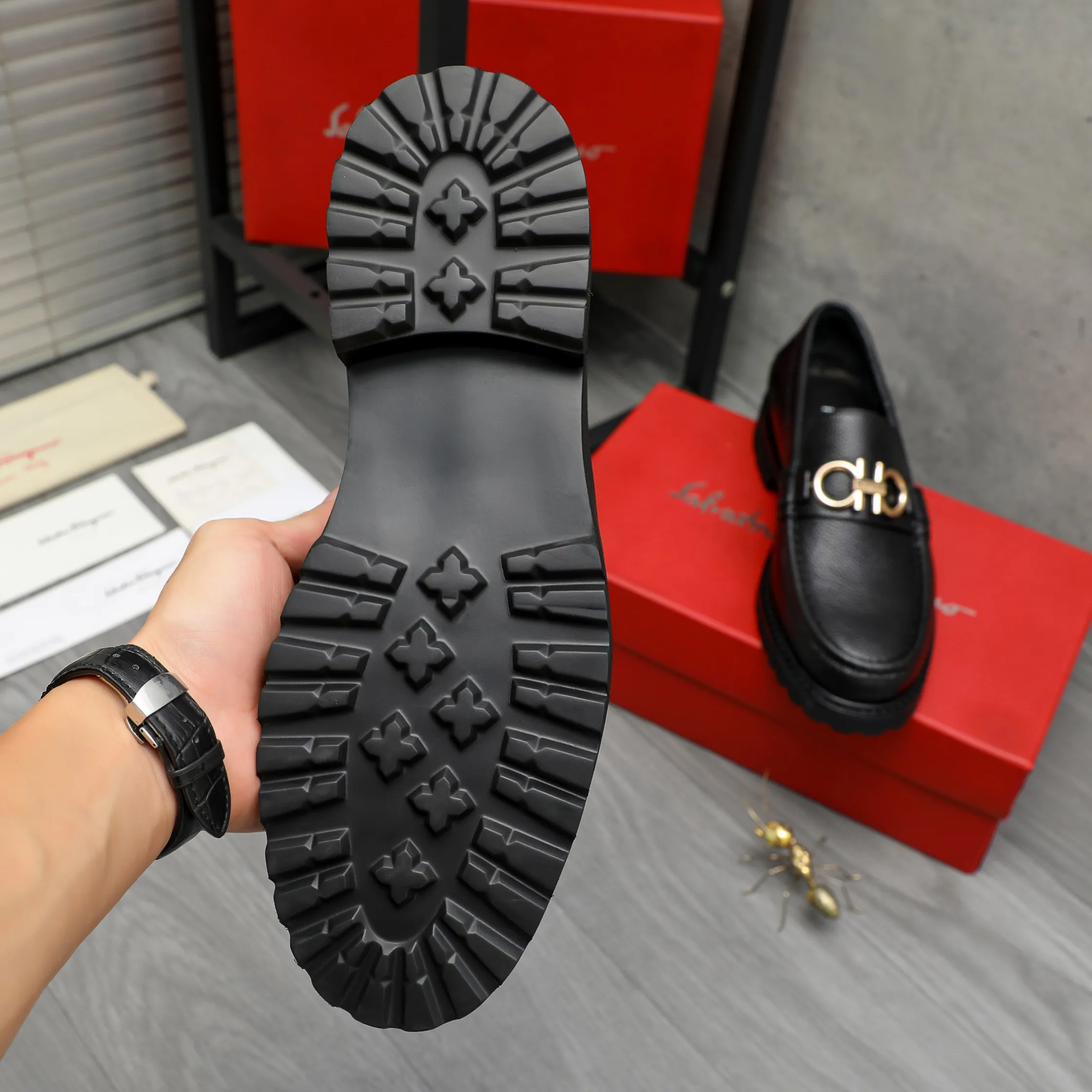 Men's shoes 💰442 Product trademark: Ferragamo "Ferragamo" business formal leather shoes Regular size: 38-46 (45.46 is custom-made and non-returnable) Product materials: Selected small pebbled cowhide upper, cowhide lining, non-slip rubber outsole